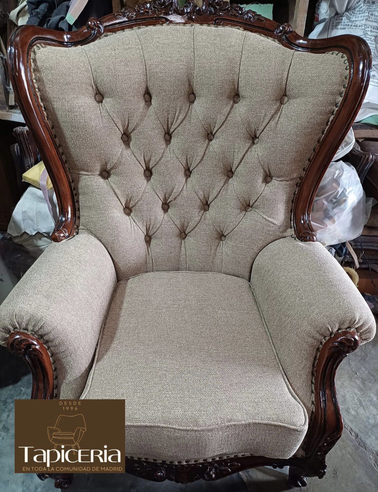 Tapizar Un Sillón: Orejeros, Butacas Y Sillones De Época 3 - Tapiceria Madrid ❤️ Sillón clásico con marco de madera tallada y barnizada, tapizado en tela beige con capitoné de botones en el respaldo