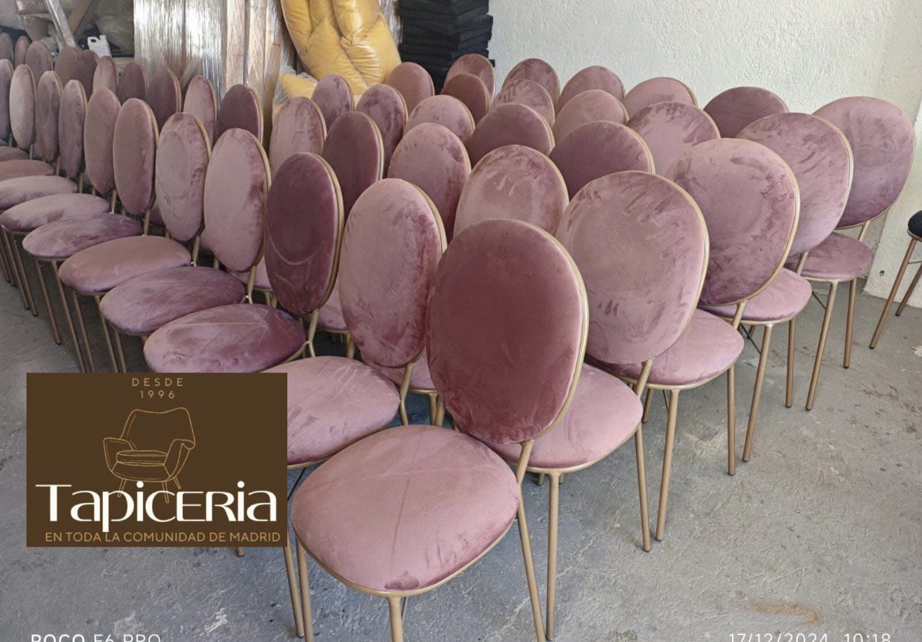 Tapizar Sillas De Comedor: Qué Se Cambia Y Qué Se Conserva 3 - Tapiceria Madrid ❤️ Filas de sillas con respaldo ovalado tapizadas en terciopelo rosa palo y patas metálicas doradas, terminadas en el taller
